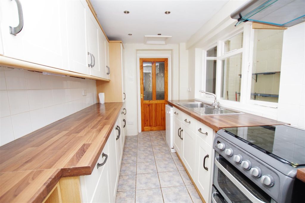 Property photo 2 of 10 Kitchen