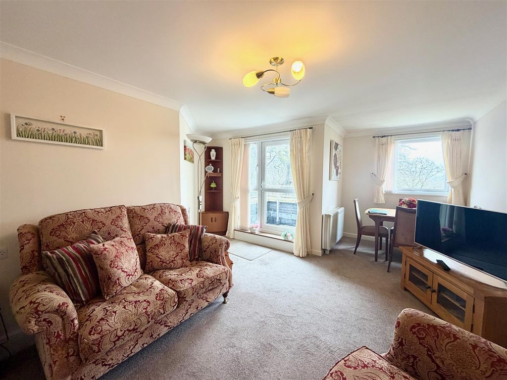 Property photo 2 of 8 Lounge/Diner