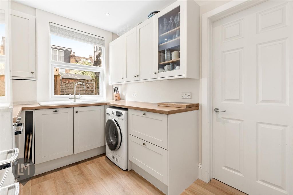 Property photo 3 of 7 Kitchen