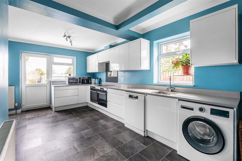 Property photo 3 of 15 162-Cobham-Road-20.Jpg