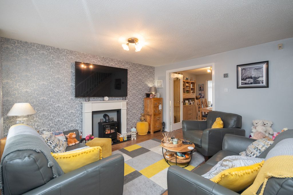 Property photo 3 of 24 Lounge