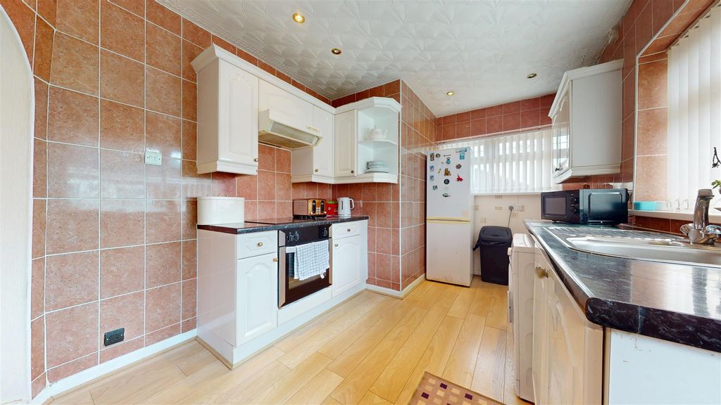 Property photo 3 of 15 Saint Albans Close Kitchen