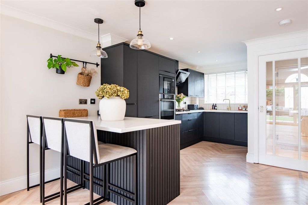 Property photo 3 of 28 Kitchen