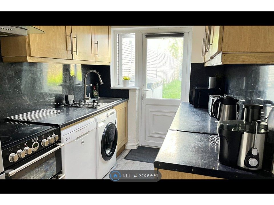 Property photo 3 of 7 Kitchen