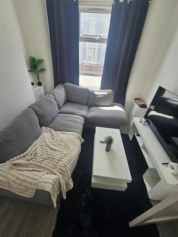 Property photo 1 of 17 Lounge