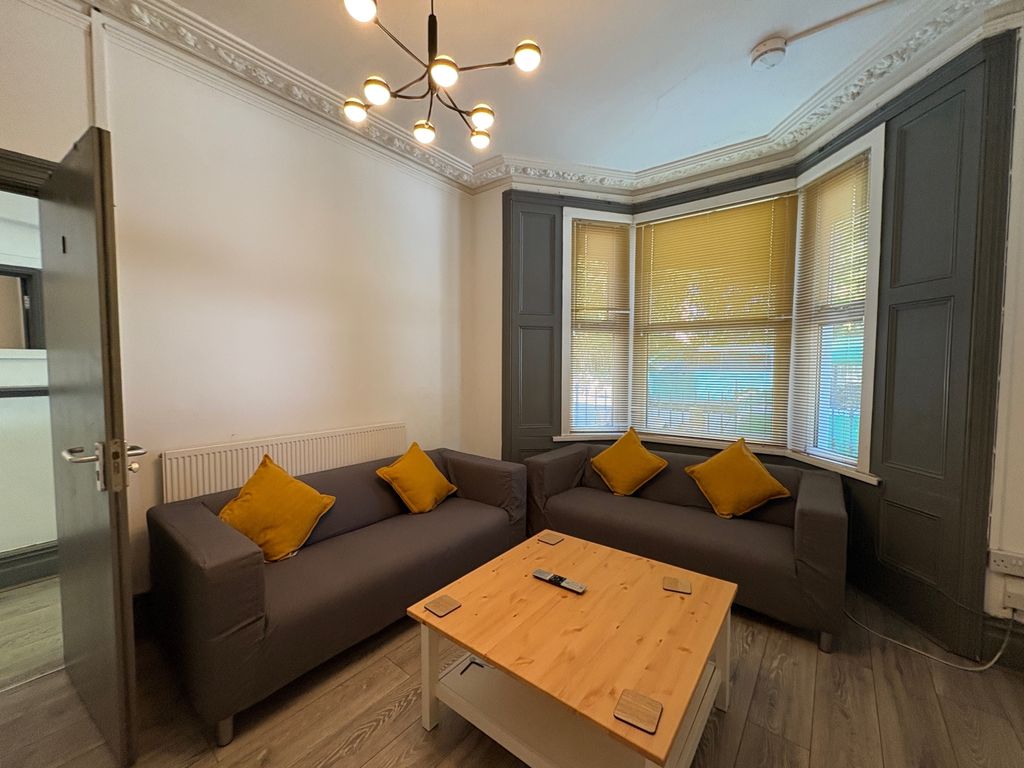 Property photo 2 of 11 2Ae5d075-d34B-43Db-B9E1-039302A988Ea