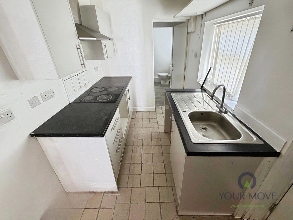 Property photo 3 of 10 Kitchen