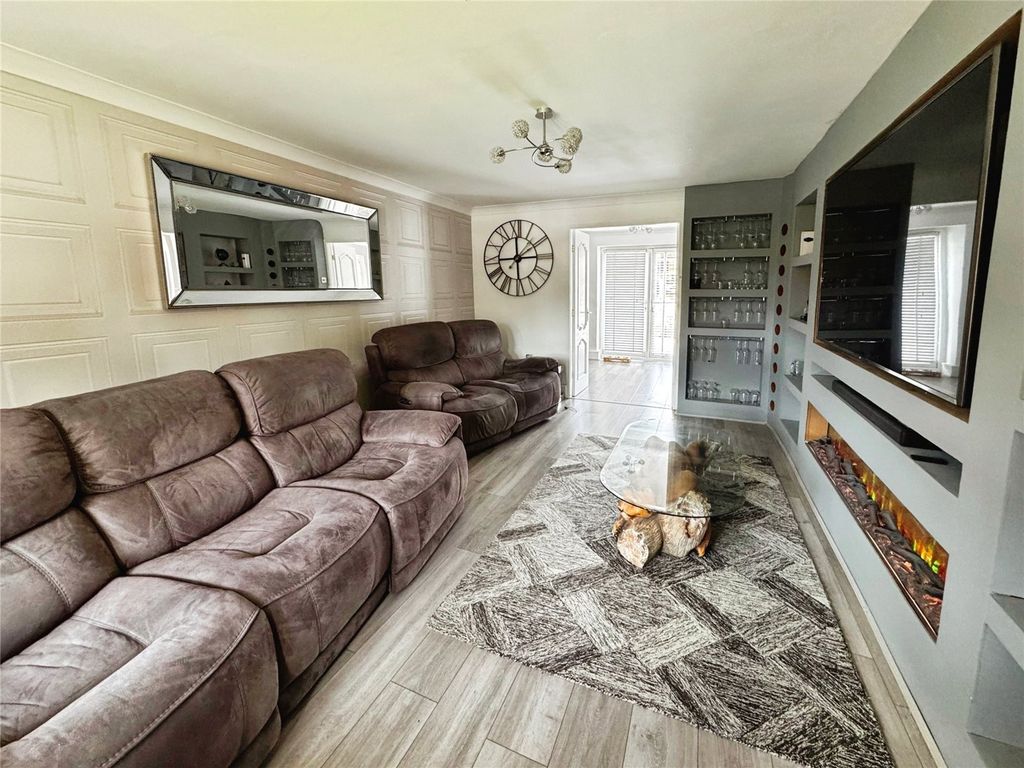 Property photo 3 of 20 Lounge