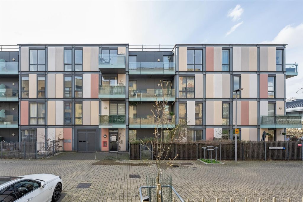 Property photo 3 of 13 Repton House E4