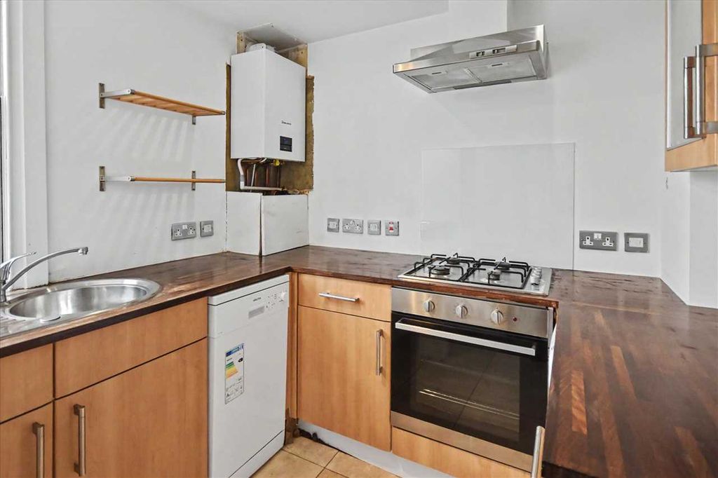 Property photo 3 of 10 Kitchen