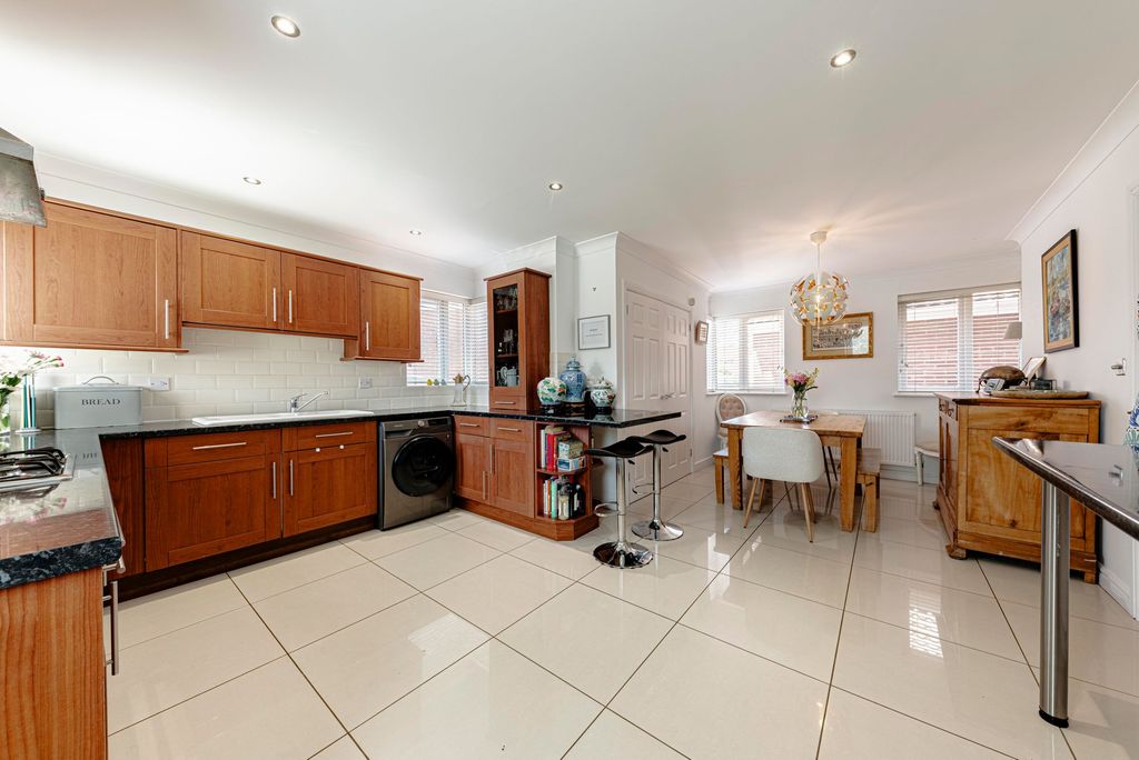 Property photo 2 of 24 Kitchen (1)