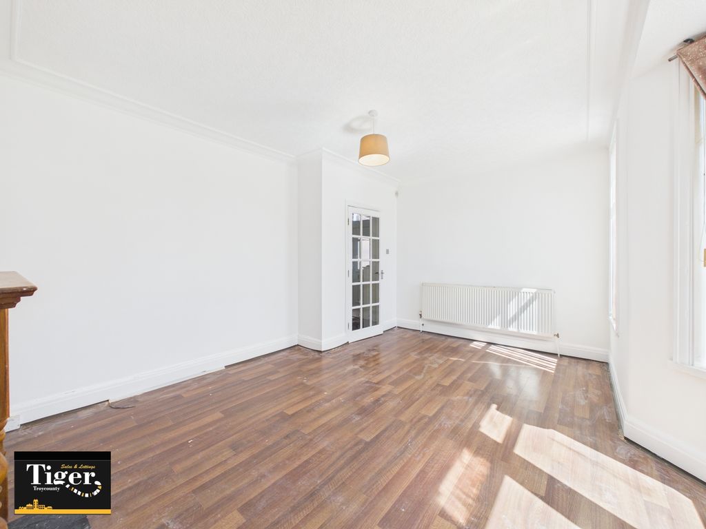 Property photo 3 of 14 Cam03440G0-Pr0595-Still002