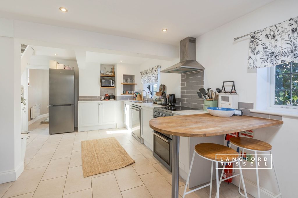 Property photo 3 of 10 Kitchen