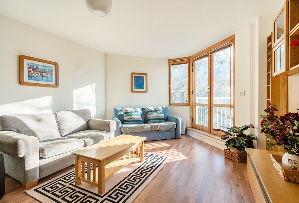 Property photo 3 of 13 1383704-11-692047...