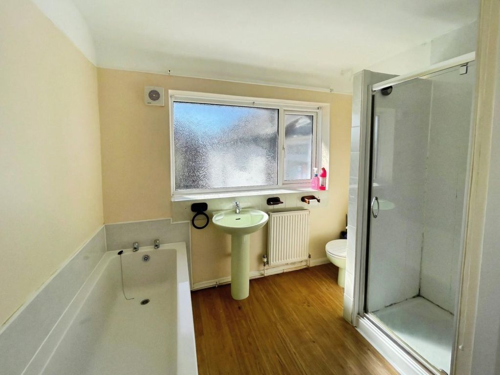 Property photo 1 of 12 Bathroom