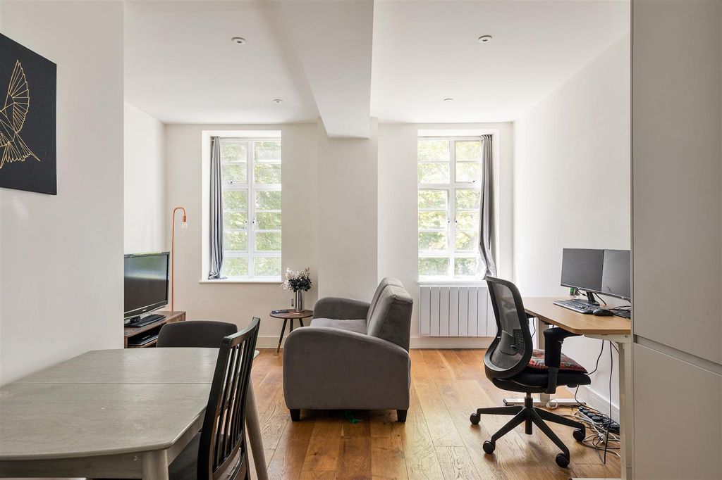 Property photo 1 of 17 Lemna Road, E11