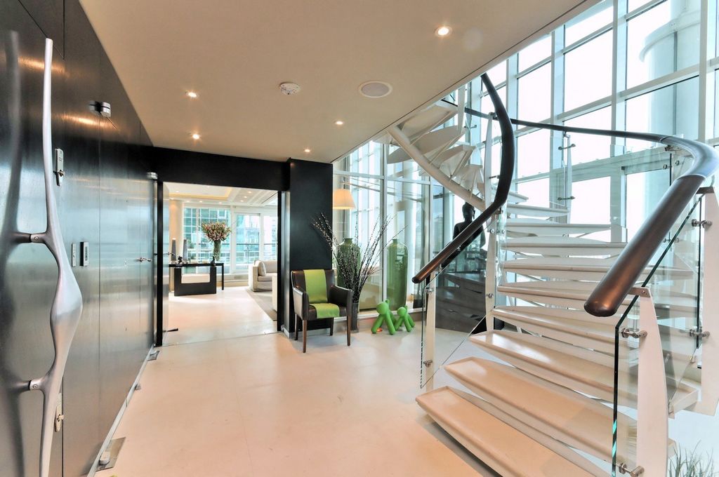 Property photo 2 of 12 Stairwell