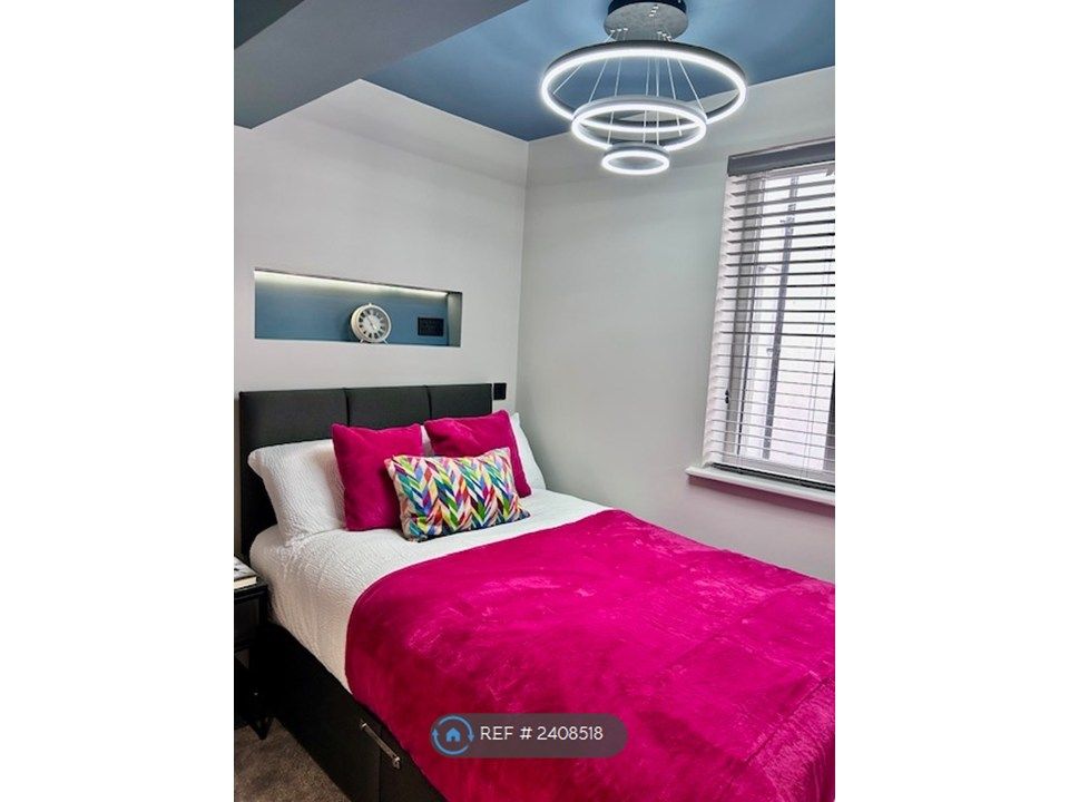 Property photo 3 of 13 En-Suite Room 2