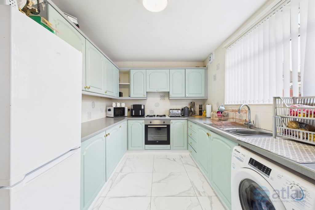 Property photo 2 of 18 Kitchen