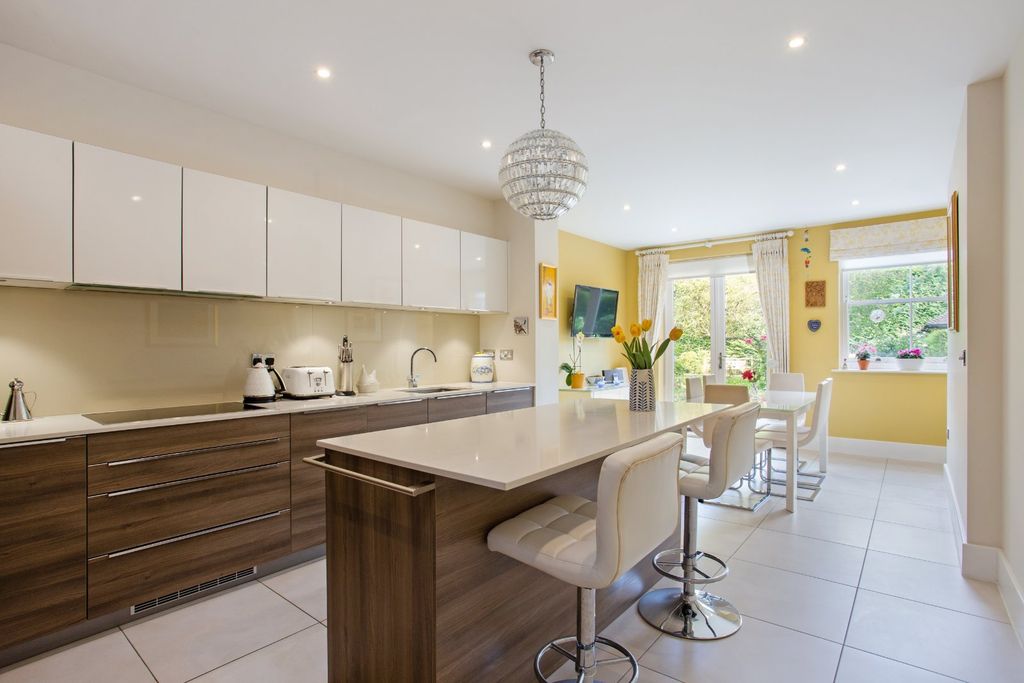 Property photo 3 of 15 Kitchen/Breakfast