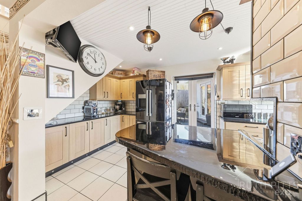 Property photo 3 of 27