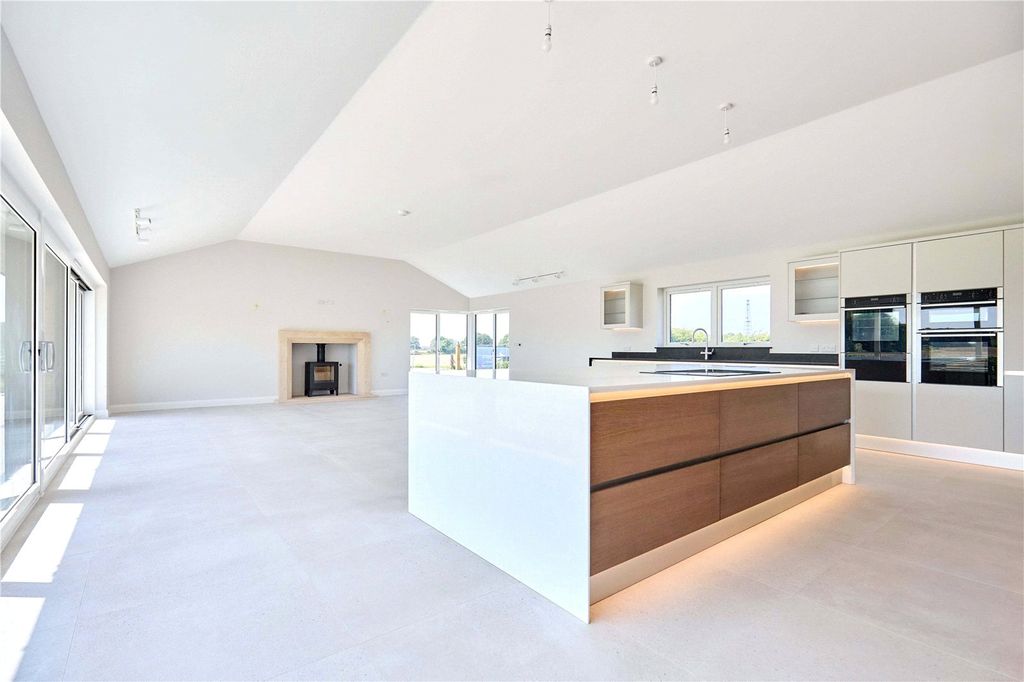 Property photo 3 of 23 Picture No. 13