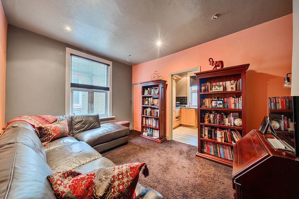 Property photo 2 of 10 1395916-10-695d09...