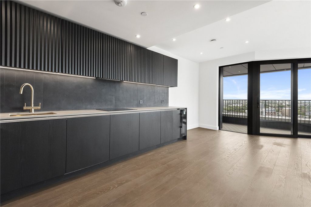 Property photo 3 of 10 Kitchen/Dining Room