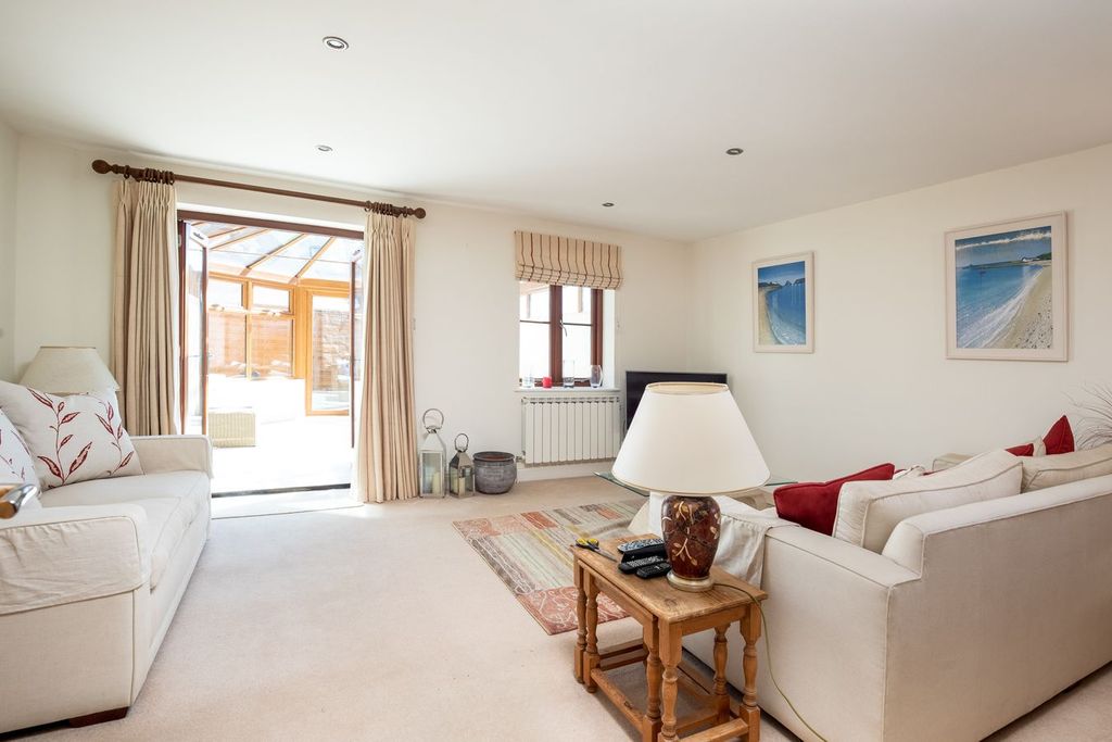 Property photo 2 of 25