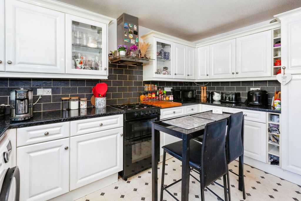 Property photo 3 of 20 Kitchen
