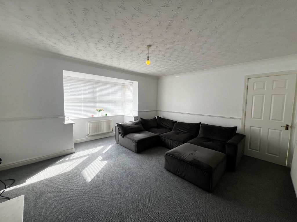 Property photo 2 of 10 Living Room