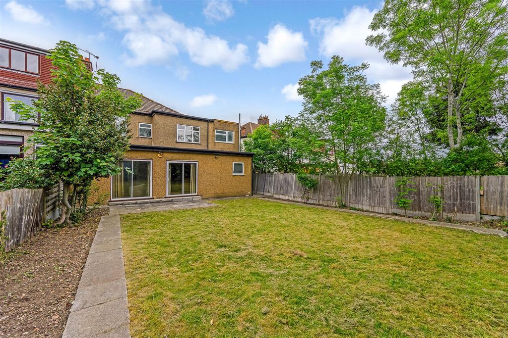 Property photo 2 of 25 10 Langley Crescent-25.Jpg