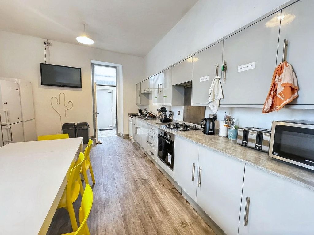 Property photo 2 of 10 Kitchen