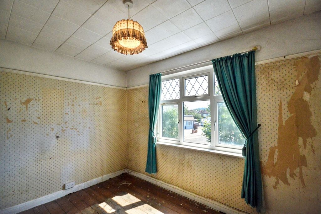 Property photo 3 of 14 66 Beechcroft Avenue, Harrow, Middlesex, Ha2 7Jg