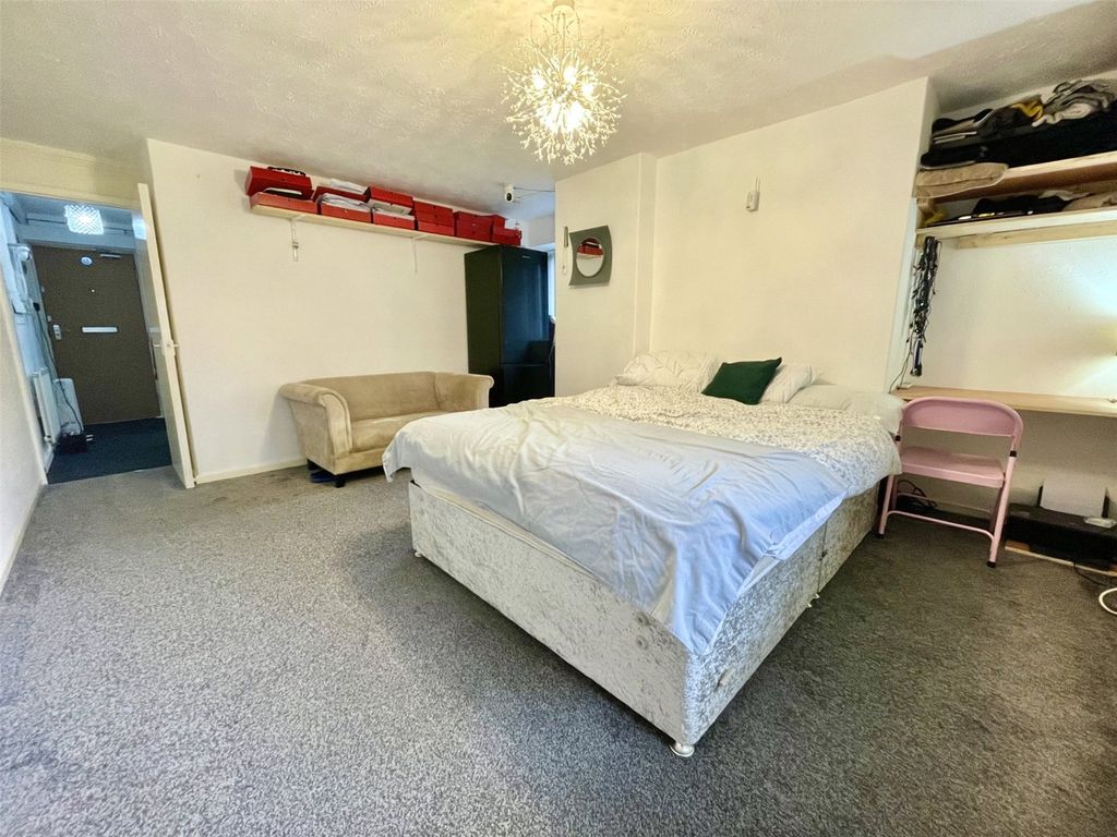 Property photo 2 of 10 Lounge/ Bedroom