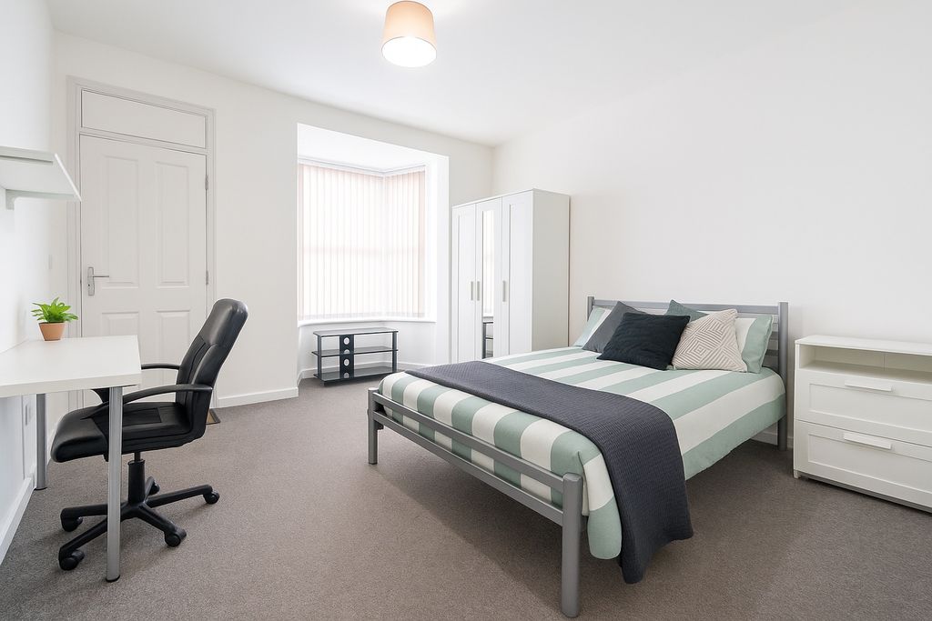 Property photo 3 of 8 A Bright And Modern Bedroom Featuring A Double Bed...