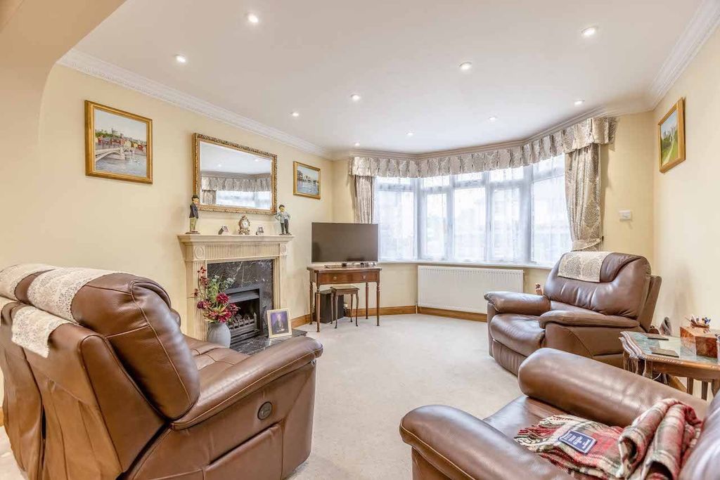 Property photo 2 of 27