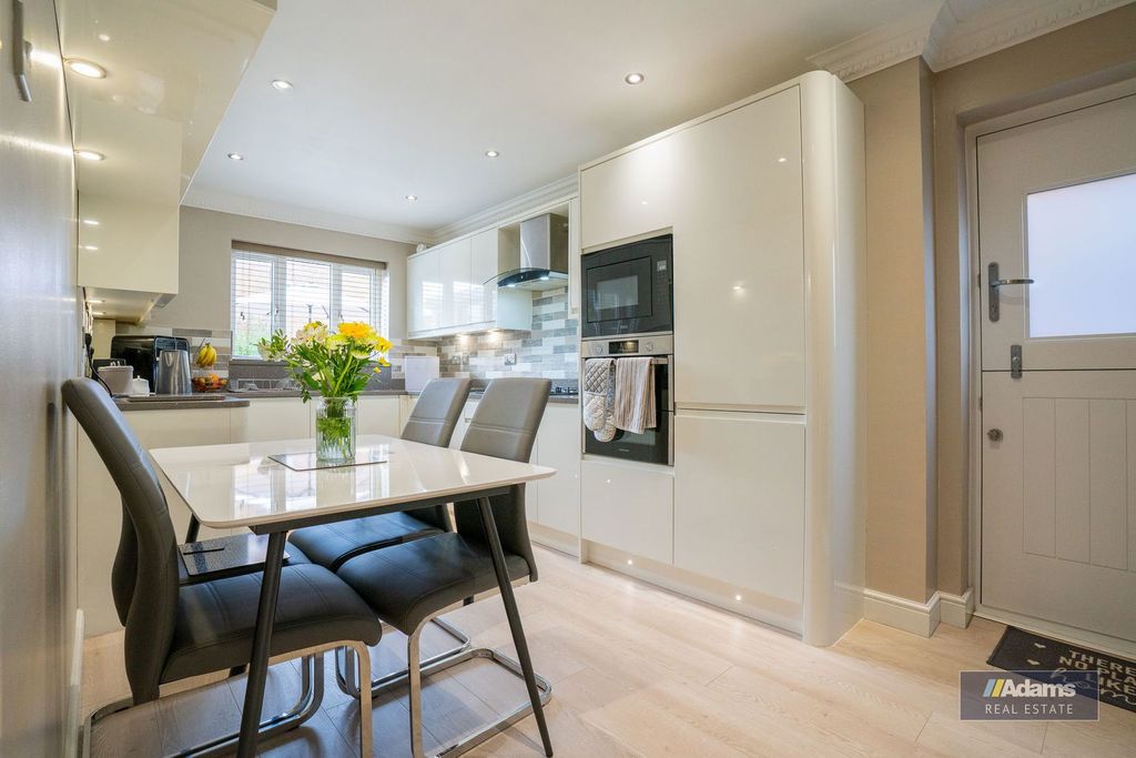 Property photo 2 of 39