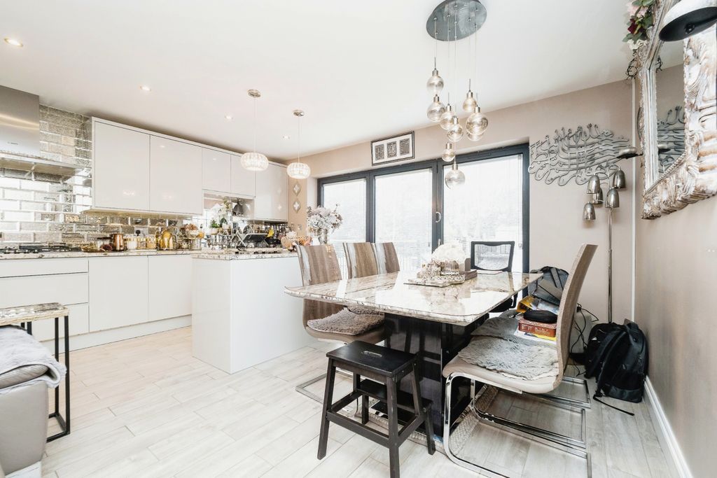 Property photo 3 of 15 Breakfast Kitchen