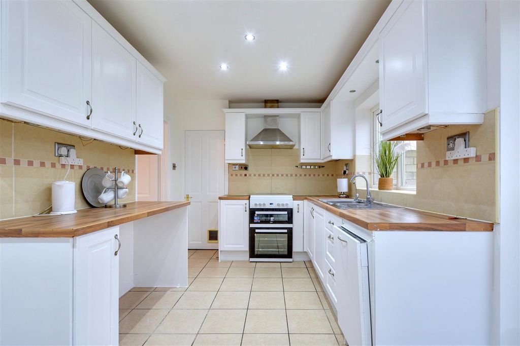 Property photo 2 of 20 Kitchen (3).Jpeg