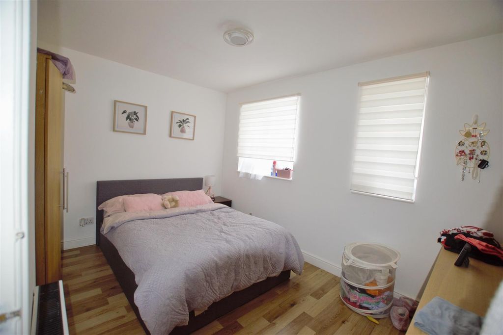 Property photo 3 of 5 Bedroom_Inpixio.Jpg