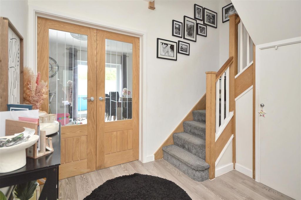 Property photo 3 of 30 Entrance Hall