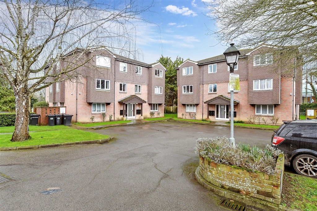 Property photo 2 of 9 Driveway/Parking