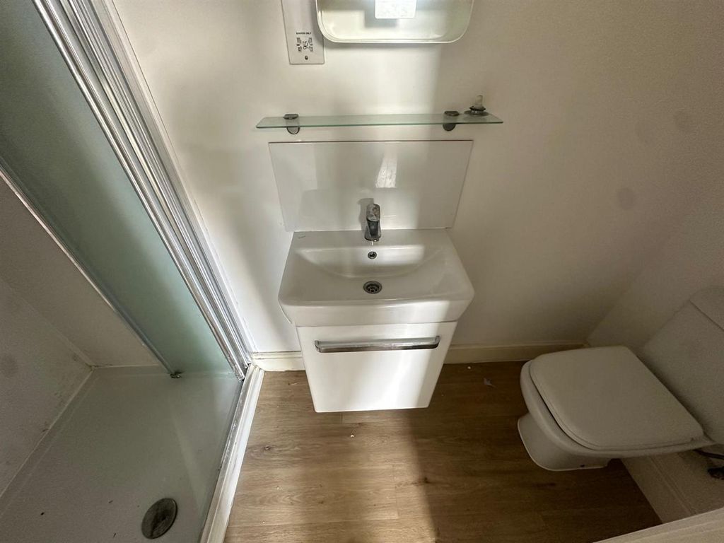 Property photo 3 of 4 Flat 6 Bathroom.Jpg