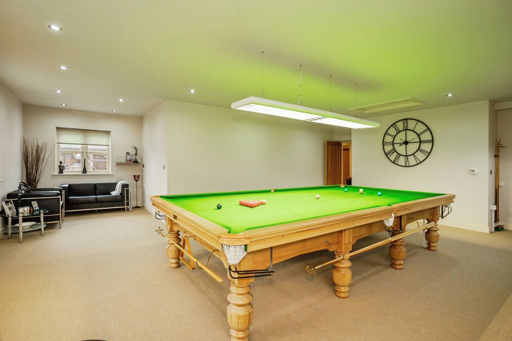 Property photo 3 of 28 Snooker Room