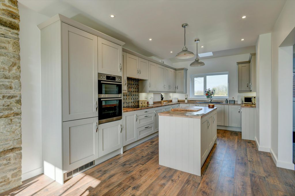 Property photo 3 of 19 Image