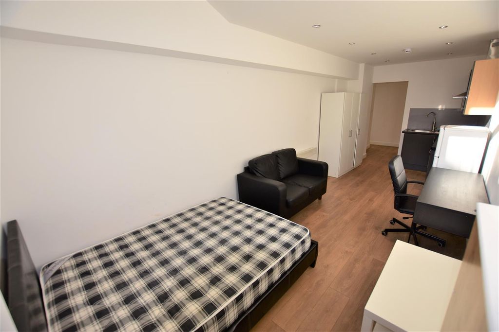 Property photo 3 of 7 Bedroom/Lounge