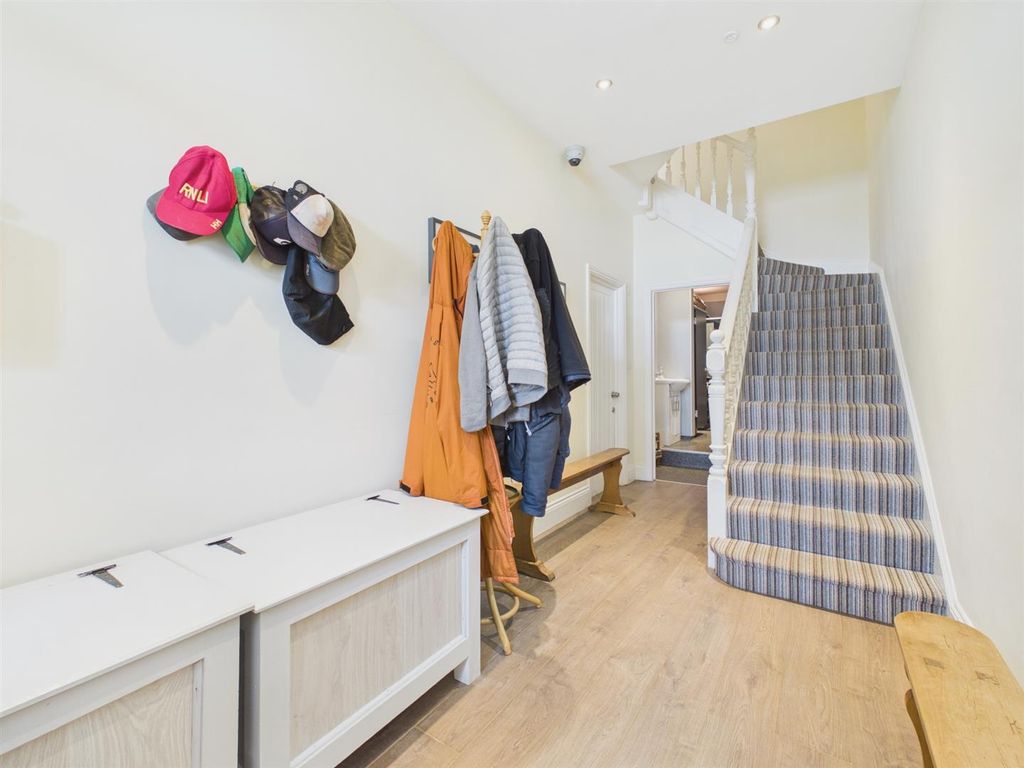 Property photo 3 of 22 Entrance Hall