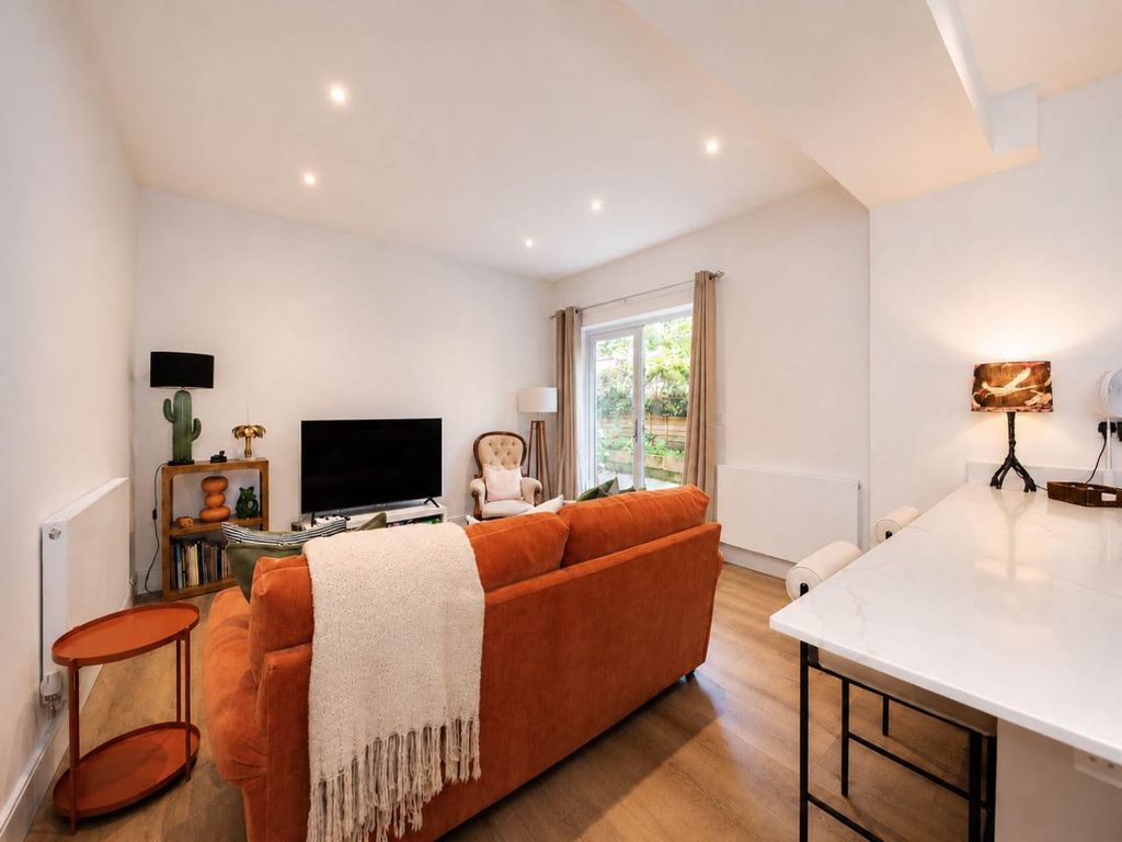 Property photo 3 of 14 3 Highclere House (2)