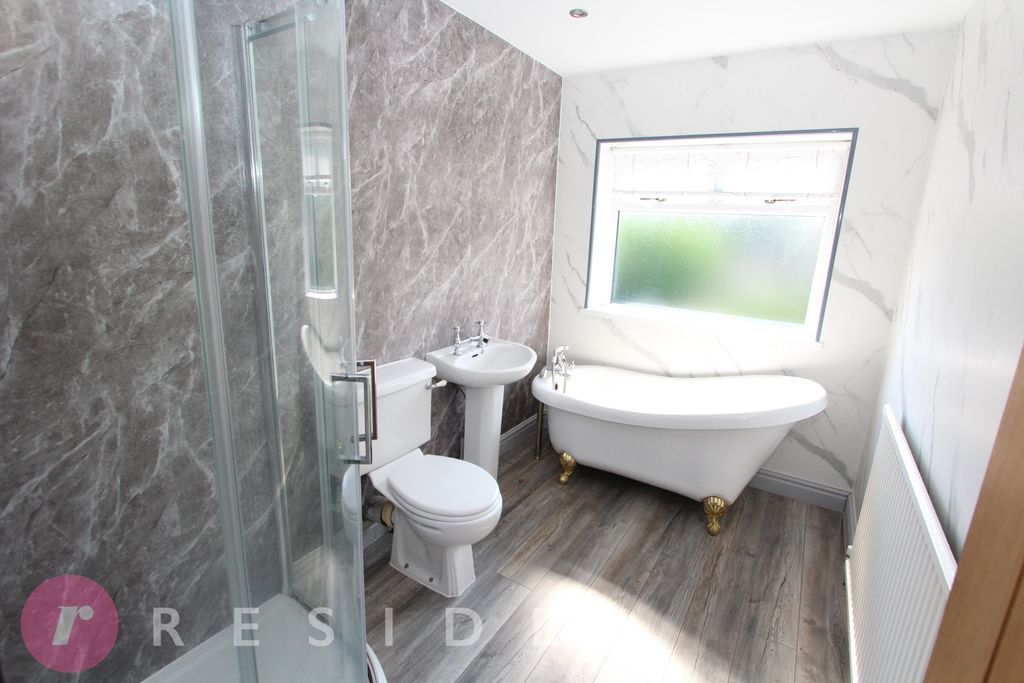 Property photo 3 of 18 Bathroom
